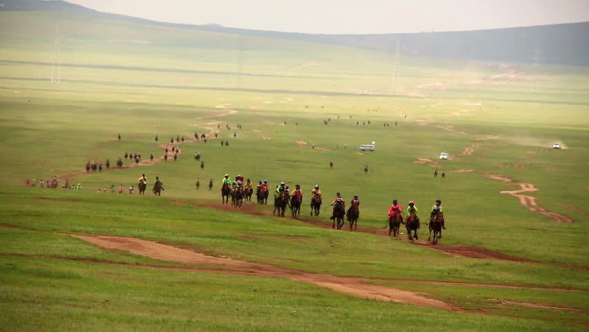 acara lawan kuda semasa naadam festival di mongolia