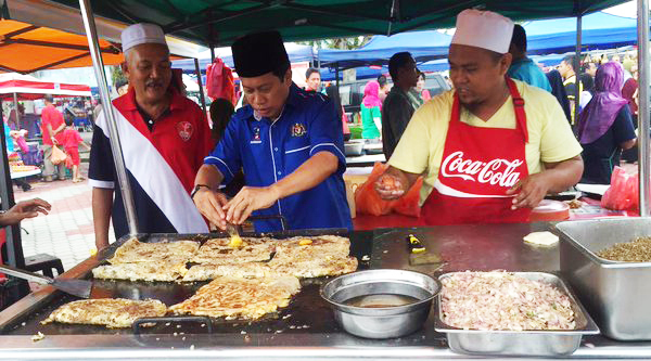 ahmad maslan membantu memasak di bazaar ramadhan 685