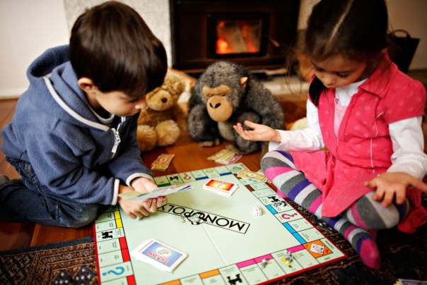 ajar anak main game monopoly untuk belajar berbelanja dengan berhemah