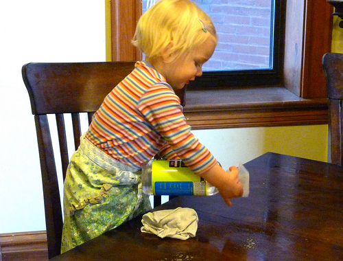 ajar anak membersihkan meja selepas makan