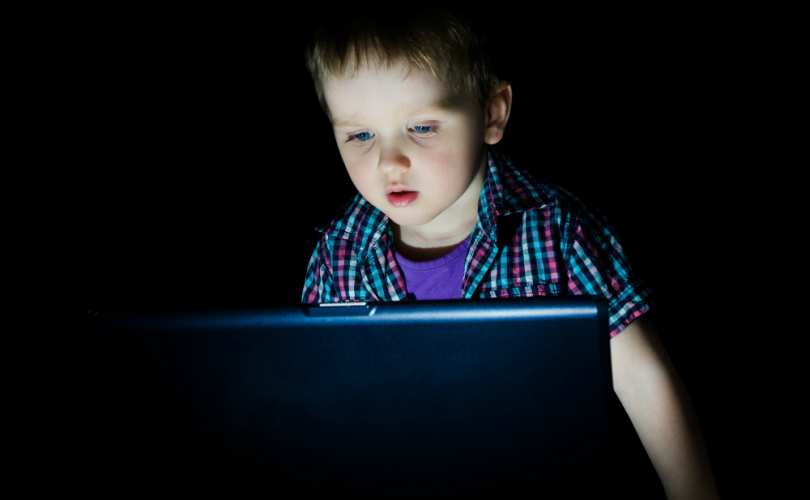 anak anak melayari internet tanpa pengawasan
