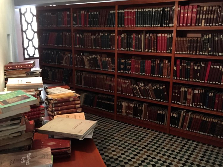 antara buku dan manuskrip yang terdapat di perpustakaan al qarawiyyin tertua di dunia
