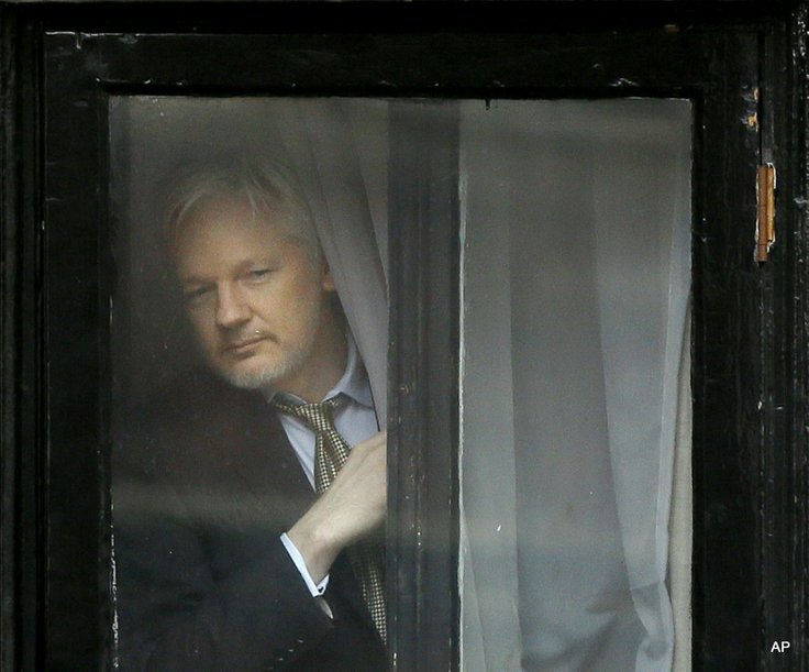 assange menghendap dari tingkap
