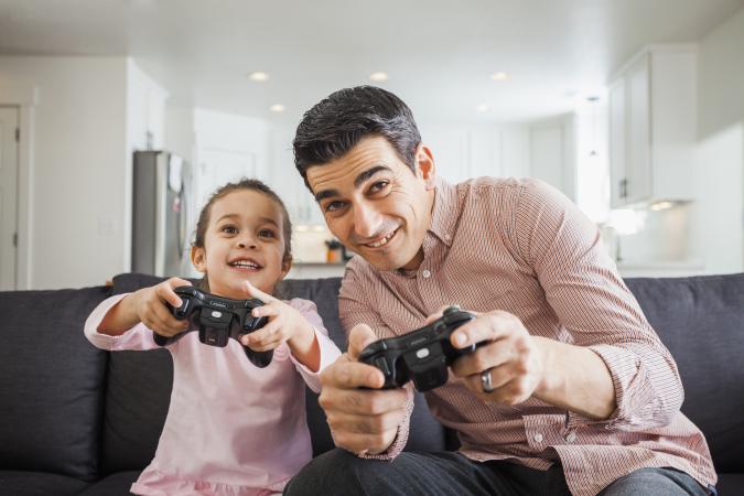 ayah bermain video game dengan anak perempuan