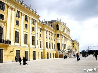 backside of schoonbrunn palace