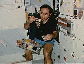 bagaimana cara angkasawan makan di angkasa lepas 2