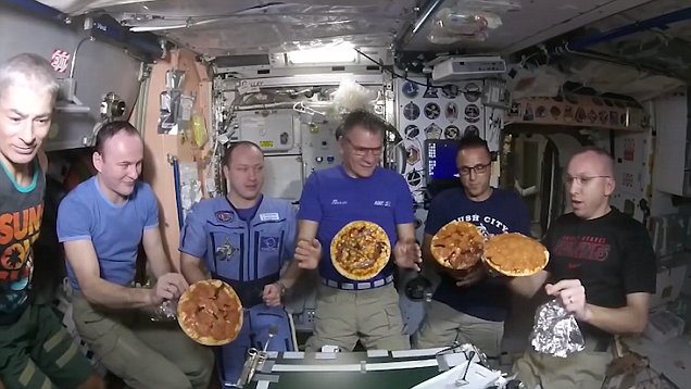 bagaimana cara angkasawan makan di angkasa lepas 3