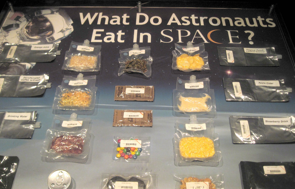 bagaimana cara angkasawan makan di angkasa lepas 5