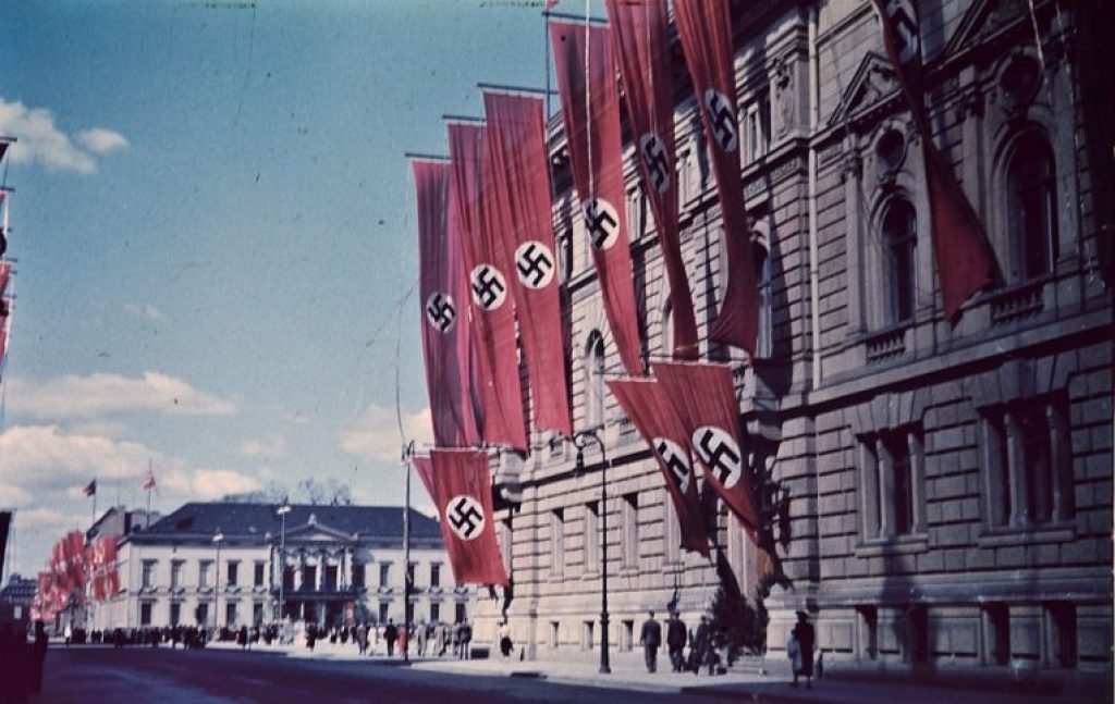 bangunan lama dipasang bendera nazi