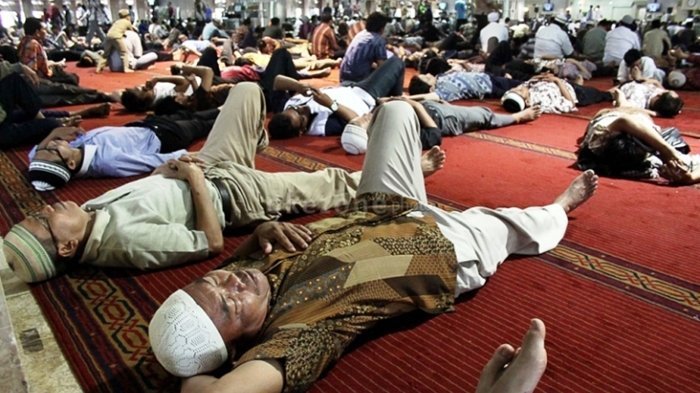 banyak tidur siang hari ramadhan dengan alasan beribadah