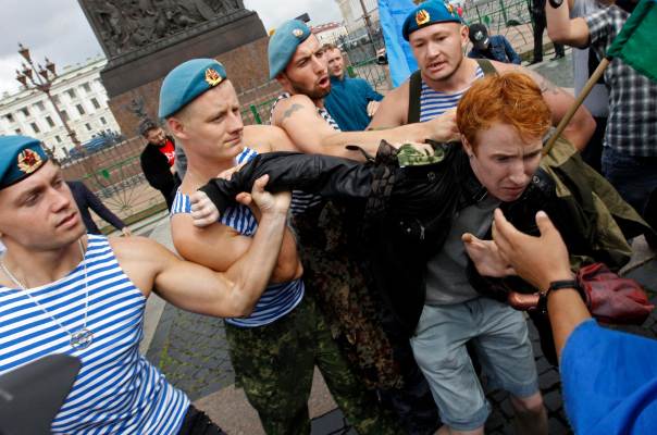 bekas tentera rusia menangkap aktivis lgbt