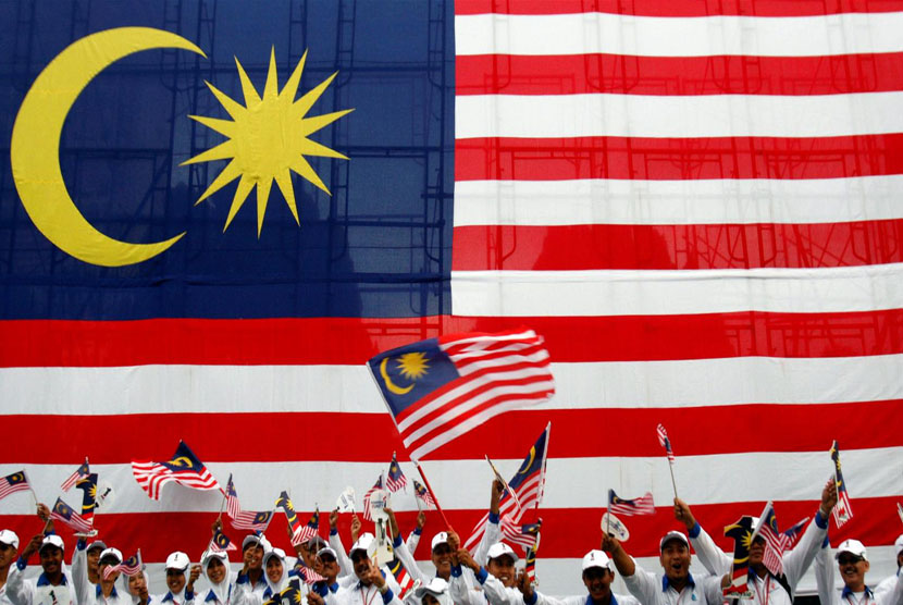 bendera malaysia gergasi di pasang