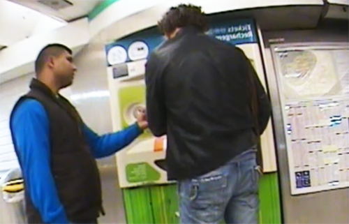 berhati hati jika didatangi lelaki tidak dikenali ketika membeli tiket metro di paris
