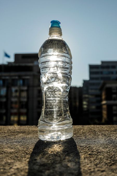 botol plastik di bawah terik matahari