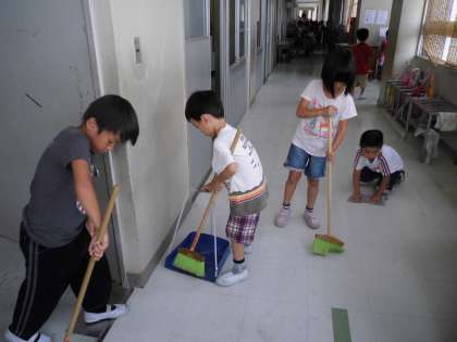 budaya bersih mengemas sekolah rendah di jepun