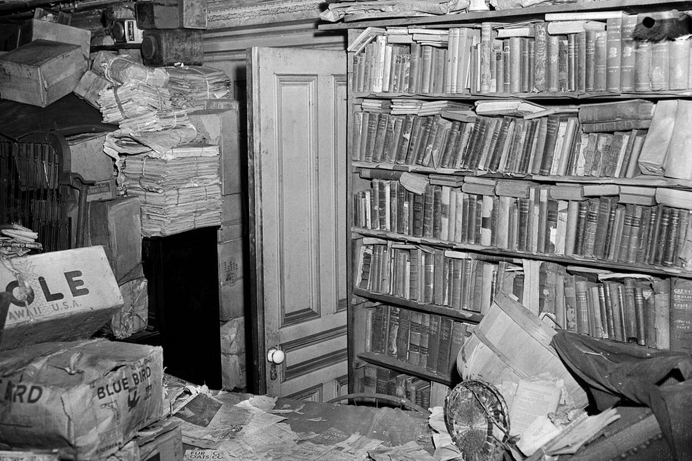 buku dan akhbar yang tidak dibaca dijumpai berlonggok dalam rumah collyer di harle