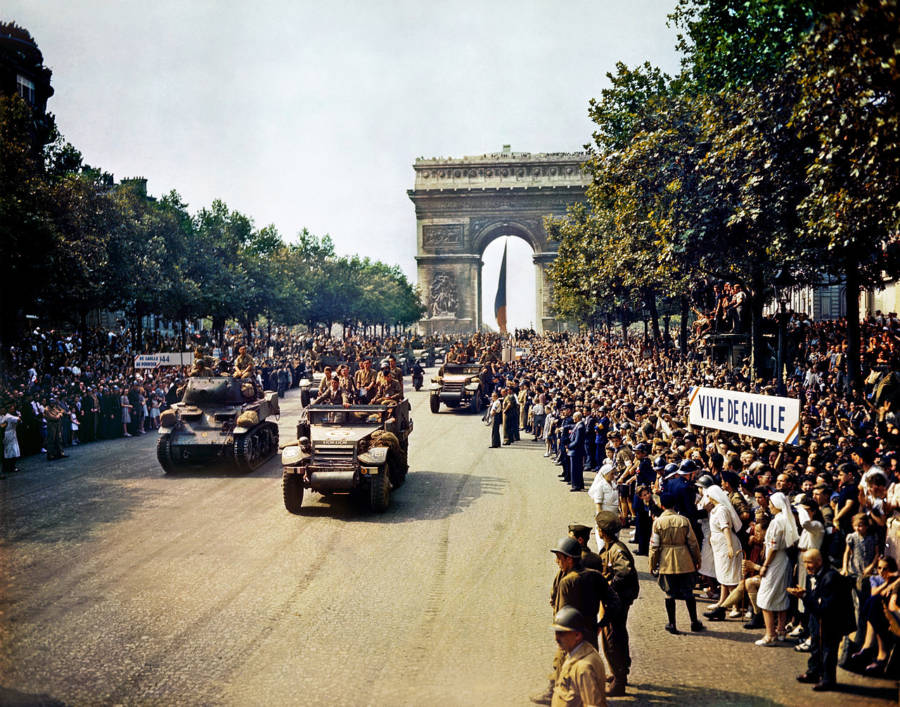 champs elysees di paris pada tahun 1944