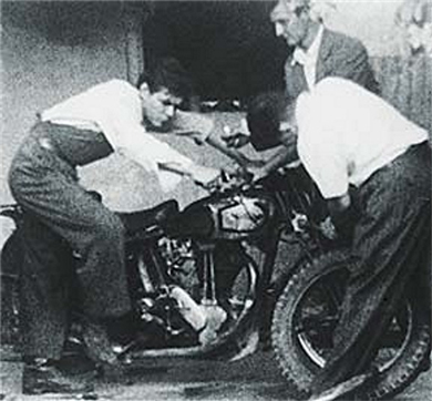 che guevara membaiki motosikal sebelum menjelajah amerika selatan pada tahun 1952