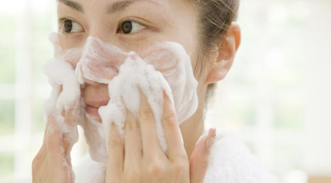 cuci muka dengan bersih untuk atasi jerawat
