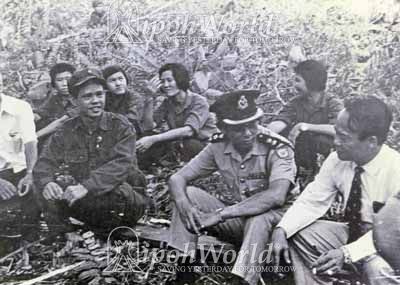 datuk leong chee woh sedang berunding dengan pengganas komunis 462