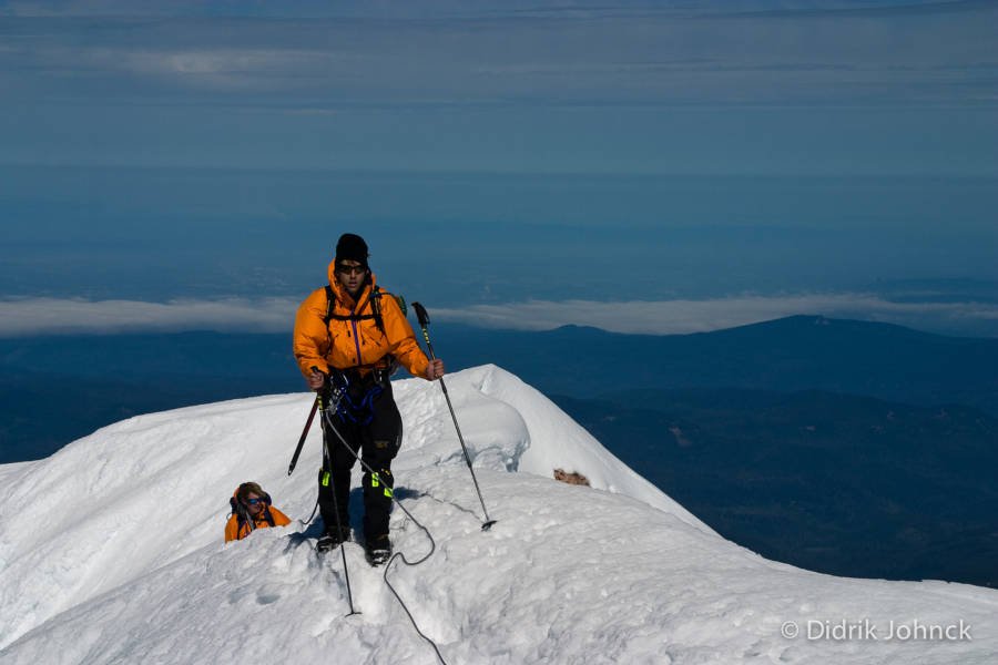 erik weihenmayer di puncak gunung hood berketinggian 3480 meter