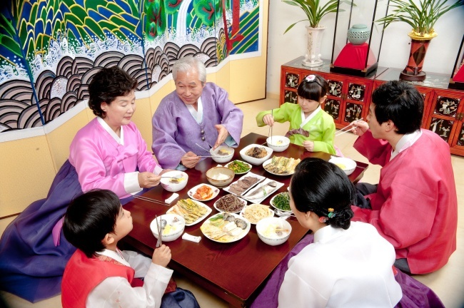 etika makan di korea selatan sangat menghormati orang tua