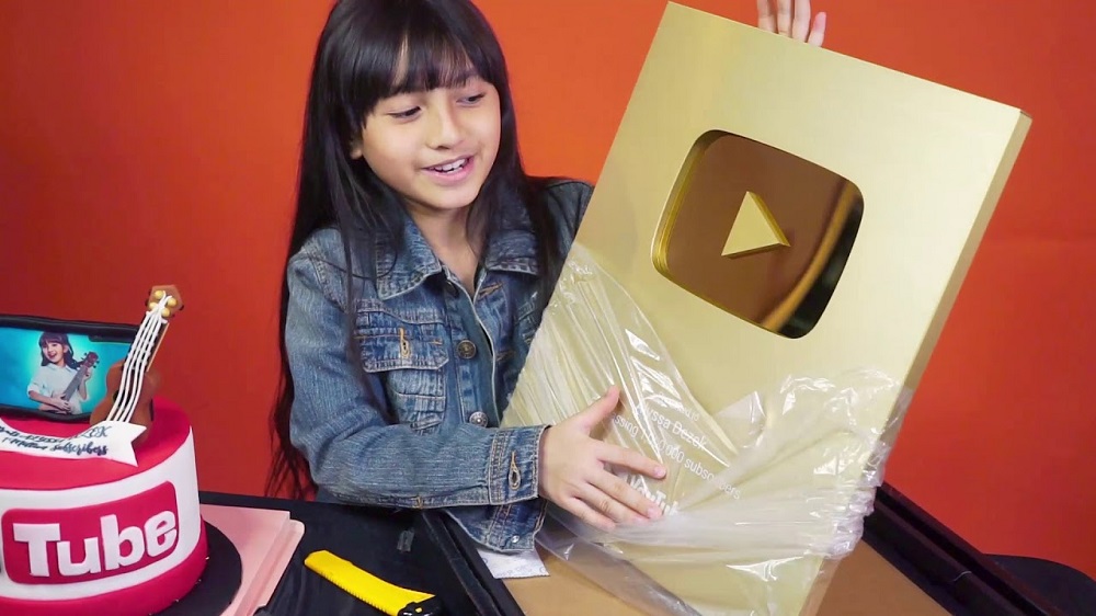 gold play button silver youtuber