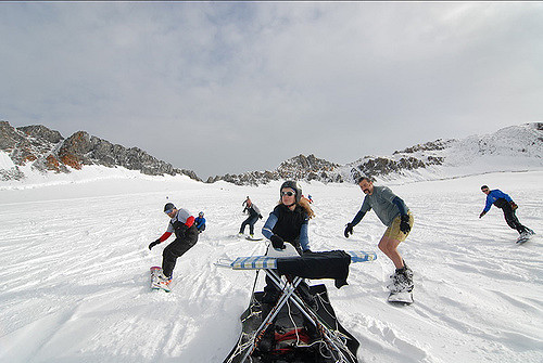 gosok baju sukan ekstrem sambil bermain ski