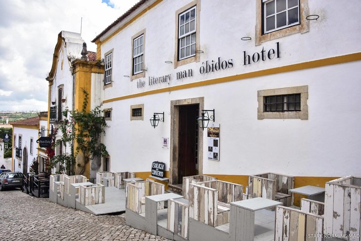 hotel bertemakan buku kampung buku obidos portugal
