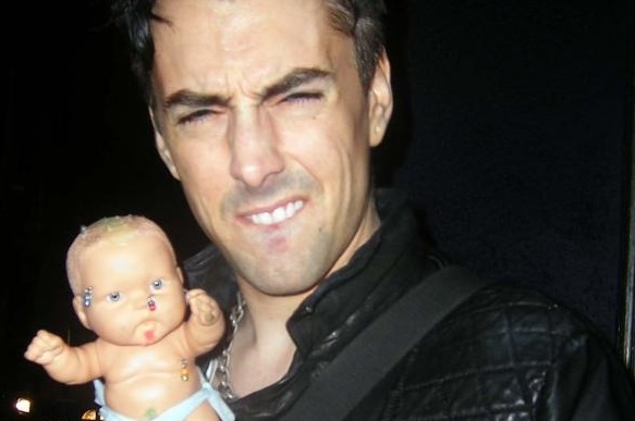 ian watkins dengan patung bayi