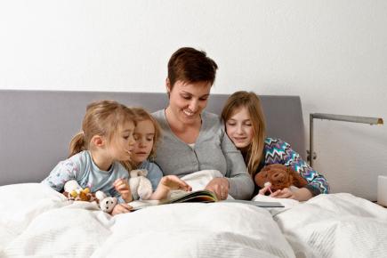 ibu membaca buku bedtime stories dengan ramai anak