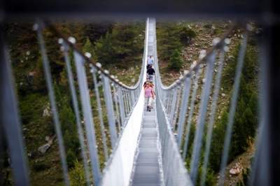 jambatan gantung charles kuonen switzerland terpanjang di dunia 2