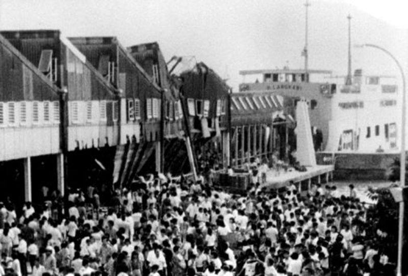 jambatan terminal feri sultan abdul halim roboh 1988