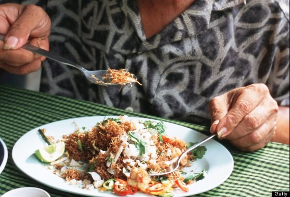 jangan masukkan garfu ke dalam mulut jika makan di thailand
