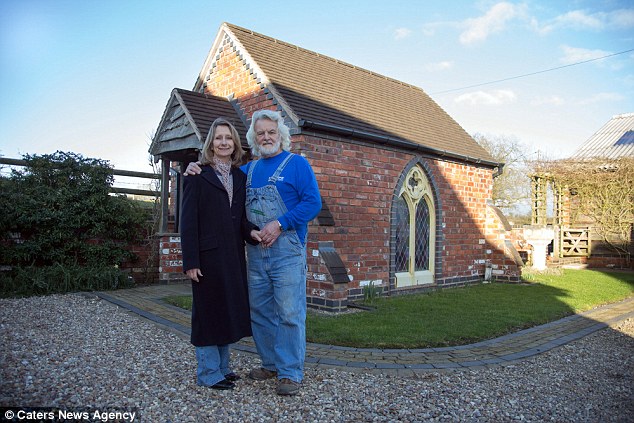 jon richards membina sebuah gereja untuk isteri tercinta di belakang rumah