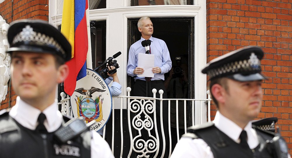 julian assange cuma boleh berdiri di tingkap saja dan tak boleh keluar dari kedutaan 316