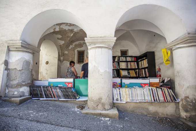 kedai buku di sebalik pintu gerbang kampung buku switzerland