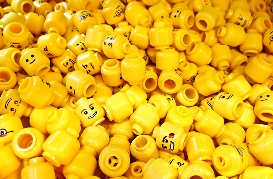 kepala lego berwarna kuning