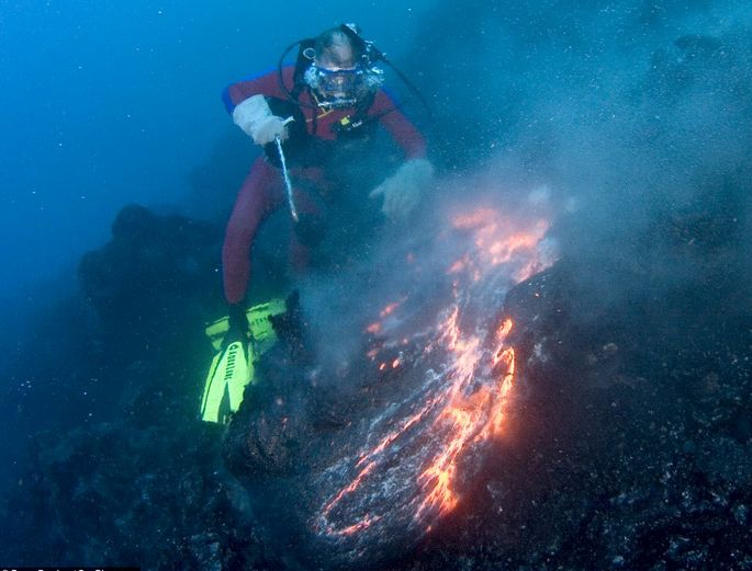 kerjaya ahli vulkanologi gunung berapi meletus di bawah permukaan air 48