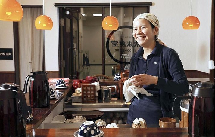 kobayashi mengasaskan restoran makan dengan percuma dibayar dengan keringat kerja