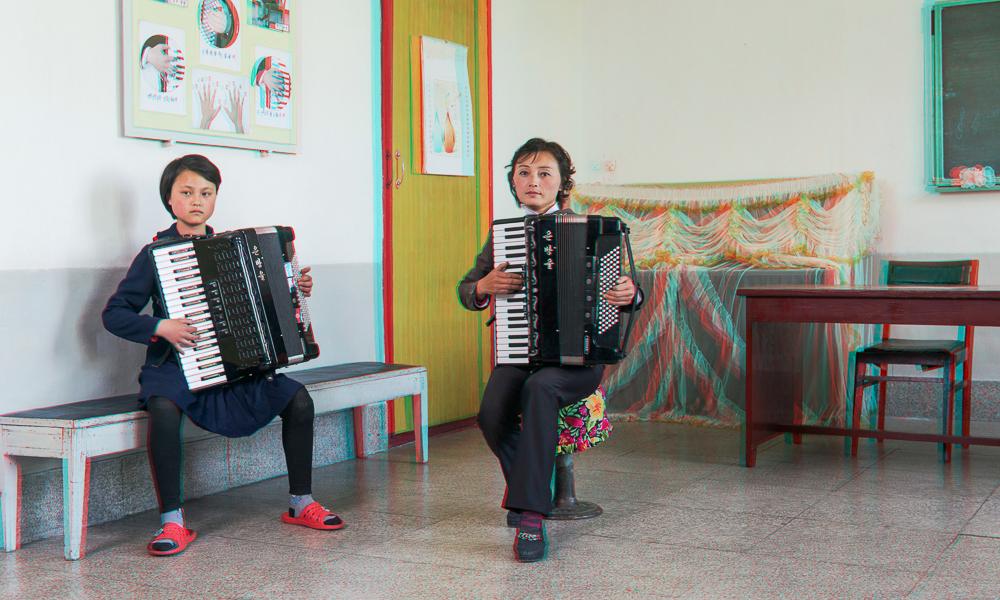 korea utara guru wanita bermain akordion