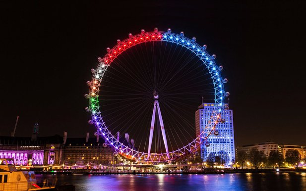 london eye pada waktu malam