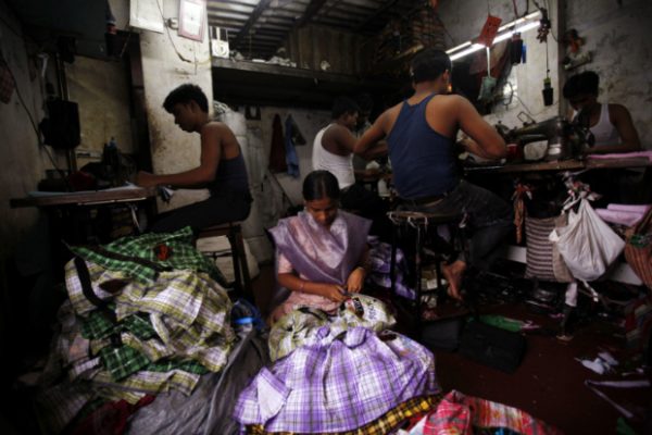 majikan kejam eksplotasi tindas pekerja kilang pakaian india