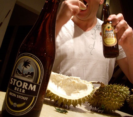 makan durian sambil minum alkohol boleh membunuh
