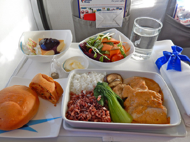 makan terlalu banyak dalam pesawat
