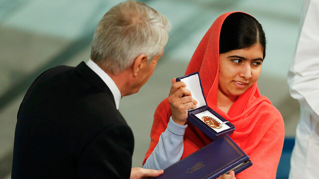 malala yousafzai kisah hidup pemenang anugerah nobel termuda 6