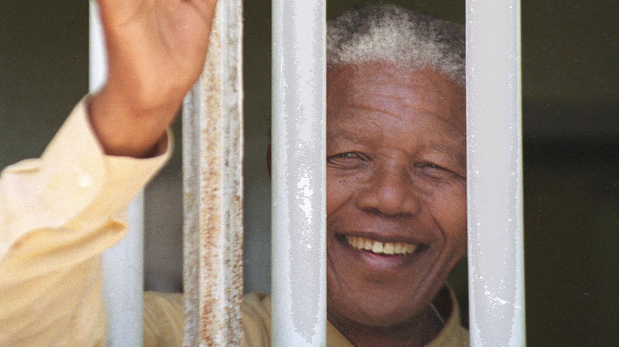 mandela nelson afrika selatan pemimpin dipenjarakan
