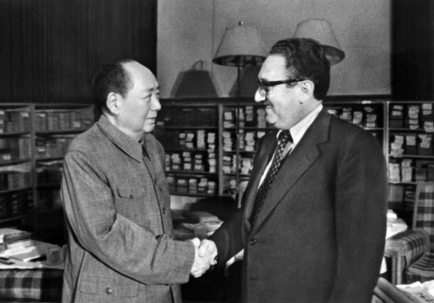 mao zedong dan henry kissinger pada tahun 1973 735