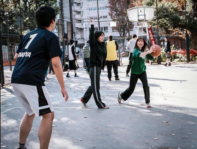 masyarakat jepun bermain bola keranjang di jalanan