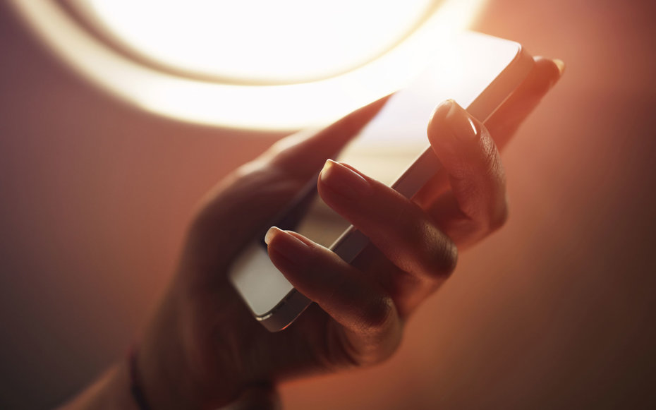 matikan telefon atau alat elektronik semasa dalam kapal terbang